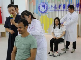 来华留学生感受中医魅力